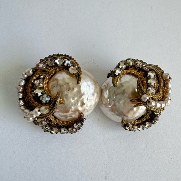 Miriam Haskell Clip Earrings Baroque Pearl Celestial Gold Tone 50s Rhinestone - Picture 4 of 12